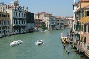 Booten nach Venedig übersetzen.