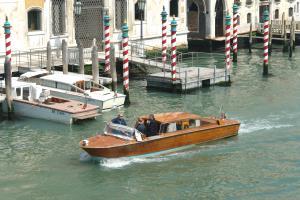 Möglichkeit 1: Ein eigenes Wassertaxi Ankommen mit Stil und Klasse. Manche (besonders die guten) Hotels haben einen eigenen Boots Anlegesteg Venedig ist eine Insel.