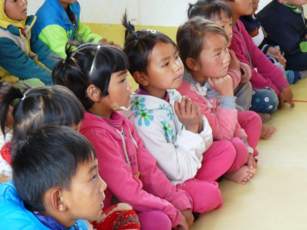 Kindergartenkinder lernen über Jesus und lernen zu beten Ein Ehepaar und ihr Sohn ließen eine große Menge an Kleidung, Schuhen und sonstigen Sachen in einem der Miao Zu Dörfern zurück, als sie China
