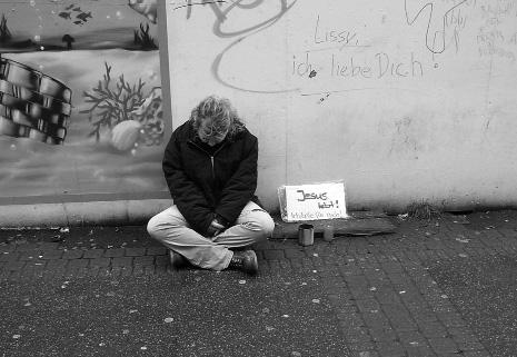 Text: St. Ursula-Gymnasium Straßenkids: Betteln oder auf den Strich Rund 860.000 Obdachlose gibt es in Deutschland. Viele leben von Sozialhilfe, einige verkaufen Straßenzeitungen wie die draußen!