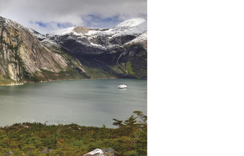 Die beeindruckende Geografie Patagoniens, geprägt von imposanten, mit Urwäldern bewachsenen Gletschern und einer einzigartigen Flora und Fauna, lässt sich auf der Fahrt durch die Kanäle und Fjorde