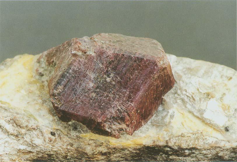 Abb. 1: Magmatisch gebildeter Granatkristall mit ca.