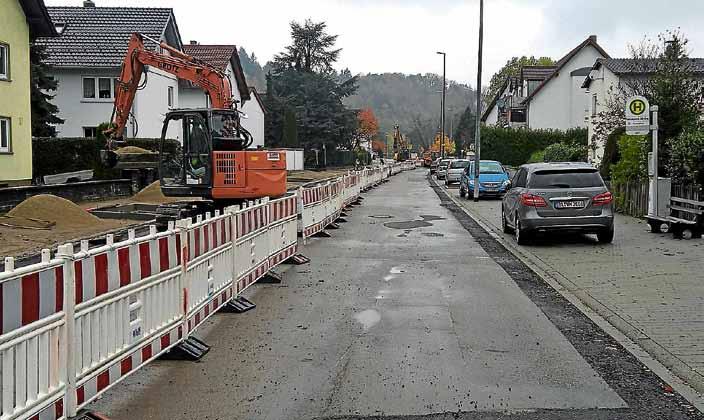 Oktober fertiggestellt, die gegenüberliegende Seite wird im Laufe dieser Woche abgeschlossen. Dazu werden die Asphaltarbeiten zwischen Schulstraße und Breitwiesenweg ausgeführt.
