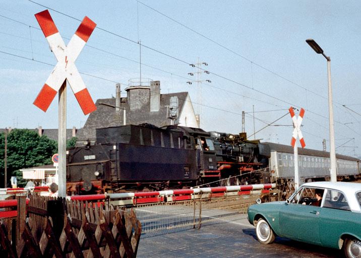INHALT 303 KILOMETER UND 110 STATIONEN 1978 startete die S-Bahn Rhein-Main: Alle sechs Linien endeten in der Station