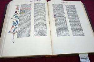 Exponate Mitte: Faksimile-Ausgabe der Gutenberg-Bibel von 1455; Folio Ganzlederband (Achtung, sehr wertvoll!! - unbedingt mit Plexiglas abdecken!