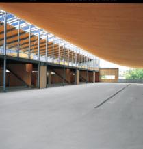 Das Dach besteht aus nur 39 Millimeter dickem Furnierschichtholz. Dieses hängt in 28 Bahnen von jeweils 1,80 mal 20 Meter Länge zwischen Werkstatt- und Lagertrakt. Nicht alle Bahnen sind gleich lang.