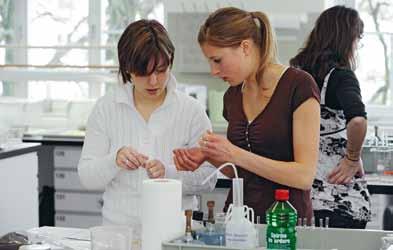 Institut Professionsforschung und Kompetenzentwicklung Naturwissenschaften und Technik wurden in Schweizer Schulen vernachlässigt und sollen nun wieder stärker gefördert werden.