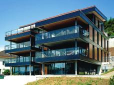 Ist eine Solaranlage auf einem Gebäude innerhalb eines geschützten Ortsbildes vorgesehen, so ist auf den Erhalt der Einheitlichkeit durch eine zurückhaltende Einordnung in die Dachlandschaft