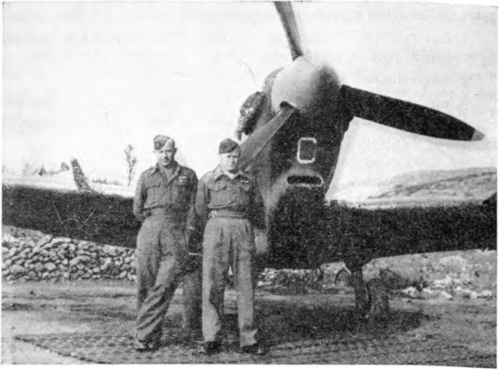 Pilota Prve lovske eskadrilje Gavrilovič (levo) in Mario Semolič ob letalu Spitfire na Visu leta 1944.