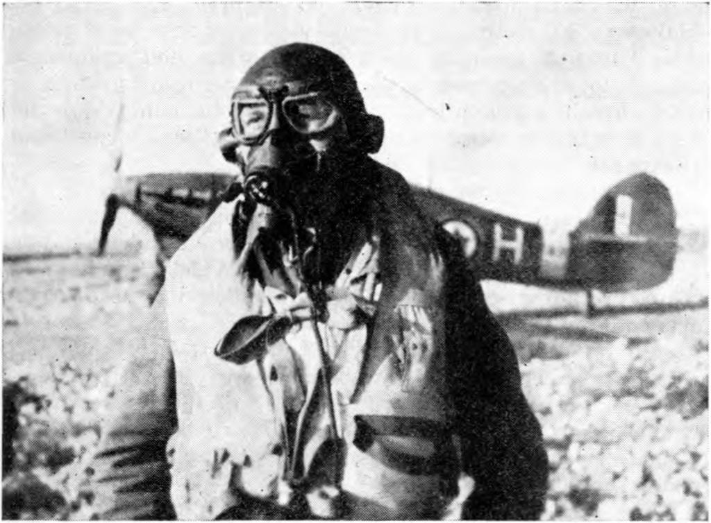 Piloti naših eskadrilj so nosili take maske za polete na velikih višinah. Na sliki je kapetan Branivoj Majcen iz Druge lovske eskadrilje štirih Hurricanov, ki so poleteli iz Zemunika ob 16.