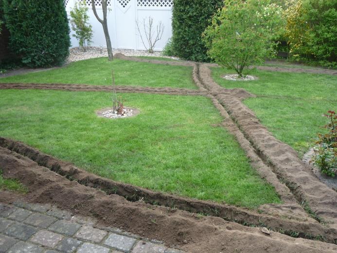 Nun kann der Verlauf der Rohrleitungen mittels Markierungsspray auf der Rasenfläche kenntlich gemacht werden.