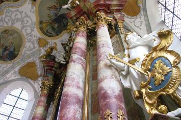 Kirchengeschichte 75 beiden Seiten des Hochaltars, der zwischen 1730 und 1740 entstand, stehen die Ottobeurer Patrone Alexander und Theodor mit dem Wappenschild des Reichsstifts und des Konvents