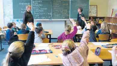 Nach dem Zug und den letzten Tänzen der Garden halten die Kinder eine Versammlung ab, in der sie Prinzenpaar, Vorstandsmitglieder, Hoppeditze und Gardeoffiziere demokratisch wählen.