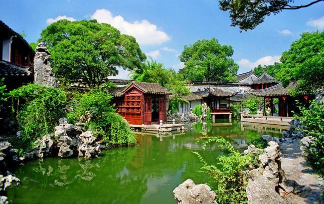 Morgens kommen Sie in Suzhou an. Die Stadt ist berühmt wegen ihrer Garten und Parkanlagen.