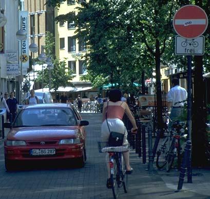 Freigabe von Einbahnstraßen für den Radverkehr in Gegenrichtung Die Umsetzung der Regelung ist in vielen Kommunen bereits heute gut vorangekommen. Folgende Änderungen der VWV sind geplant.