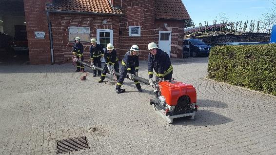 Herstellen einer Saugleitung Die Feuerwehren des Landes Niedersachsen müssen in der Lage sein, die Wasserversorgung aus einem offenen Gewässer zu gewährleisten.