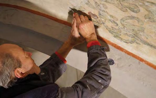 Veränderungen des Innenraumes an. Der Restaurator Herr Heitfeld legt bisher unbekannte Fresken frei.
