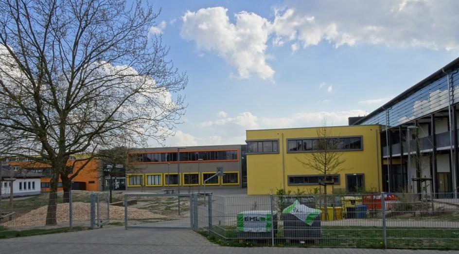 Familienstadt im Kreis Kinder- und Familienhaus Langenhain, eingeweiht 2011. Seit 2001 ist die Zahl der Kindertagesstätten auf 22 gestiegen.