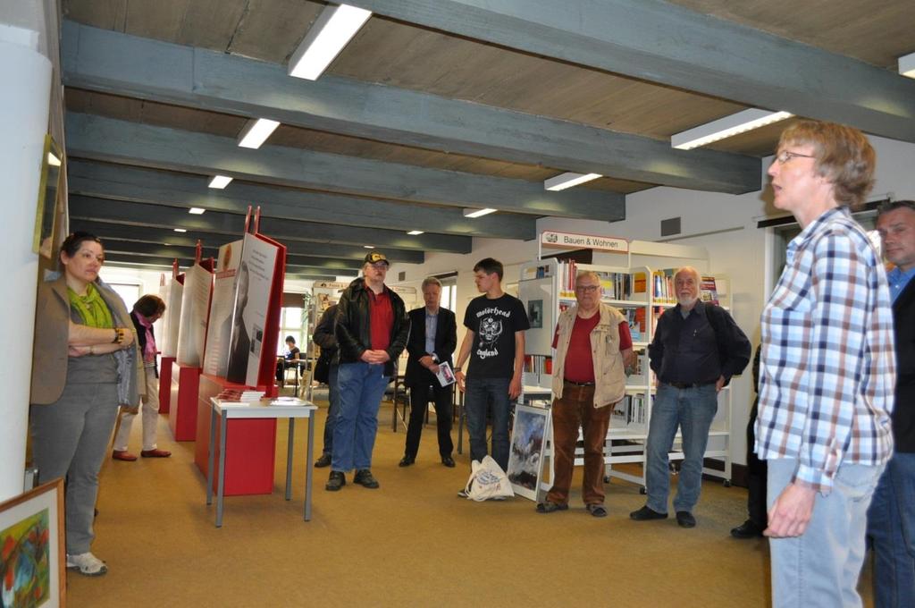 Eröffnung der Ausstellung Frau Oldendorf (Stadtbücherei, i.v.) begrüßt die Anwesenden und hofft auf ganz viele interessierte Besucher.