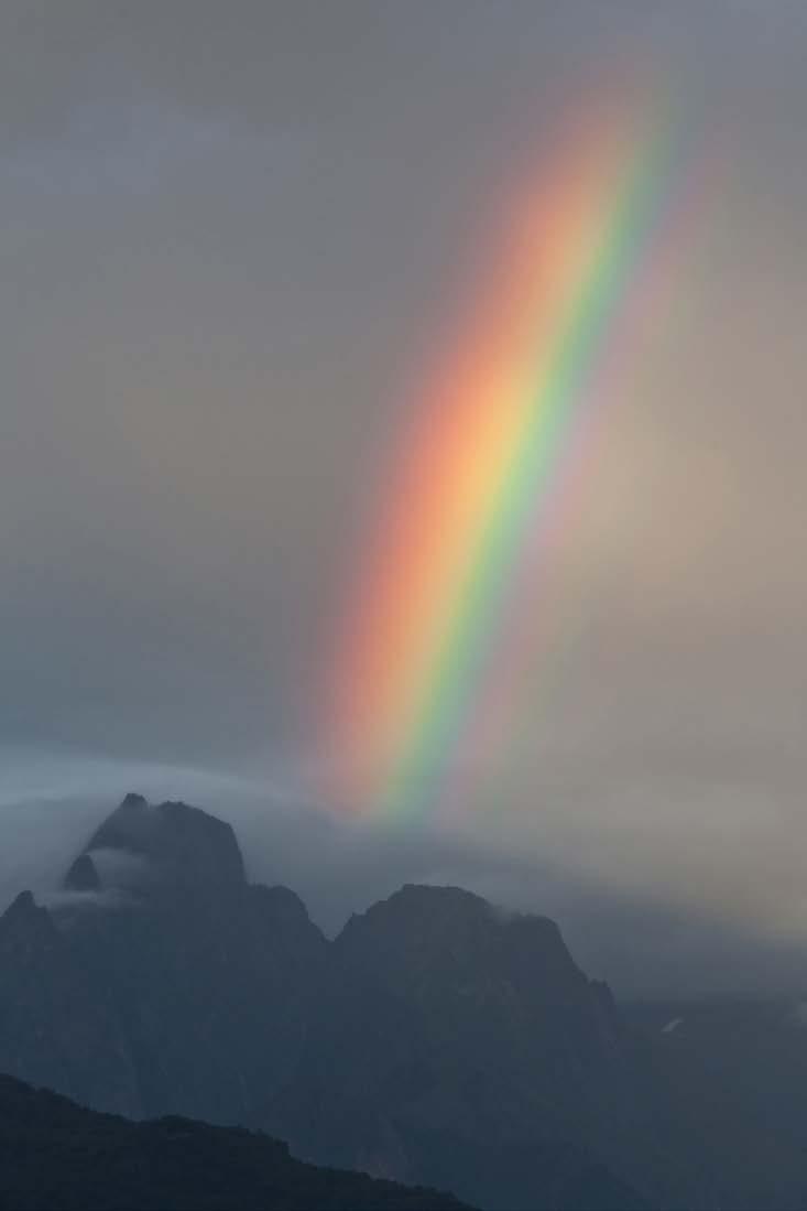 Besondere Magie erzeugen Ein Regenbogen ist natürlich in der Wirklichkeit wunderschön und wurde in vielen Religionen und Mythologien als Zeichen Gottes interpretiert.