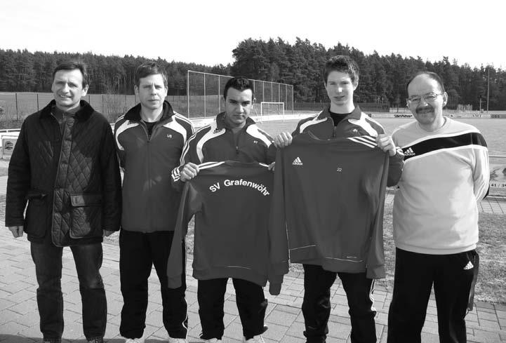 Aufdruck. Über diesen Beitrag zur erfolgreichen Jugendarbeit freuen sich Jugendleiter Helmut Longares (rechts) und Trainer Uwe Salfer sowie die Spieler der Teams.