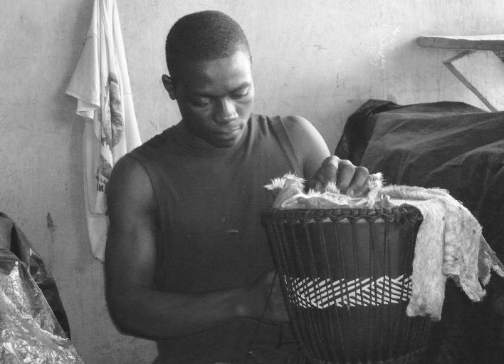Der Weg der Djembe-Trommel Aus Ghana in den FUgE-Weltladen Djemben sind kelchförmige Trommeln aus Ghana, die aus einem ausgehöhlten Baumstamm aus Tweneboah- Holz traditionell von Hand gefertigt