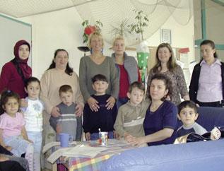 21 Sozialflankierende Projekte Praktische Durchführung Die zweisprachigen Fachkräfte besuchen einmal wöchentlich die Einrichtungen und leiten die türkischen Mütter an.