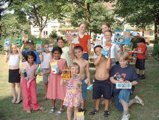 29 Sozialflankierende Projekte Ferienspaßprogramm In den Sommerferien fi nden daheim gebliebene Kinder Unterhaltung beim Ferienspaßprogramm des Stadtteilbüros.