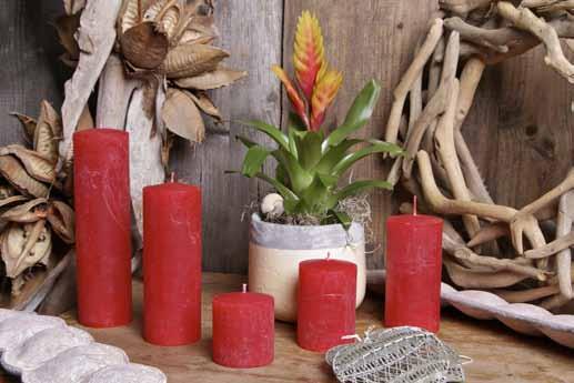 Raureifkerzen sind durchgefärbte, handgegossene Kerzen und besitzen durch die Kompaktheit, welche beim Gießen entsteht, eine sehr lange und
