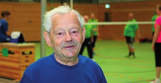 Leute im Bezirk Mit 88 Jahren fängt Über Lothar Polte und sein Leben für den Sport Lothar Polte in seinem Element In einer Wettkampfpause erzählt er, dass er immer noch als Vorsitzender der Abteilung