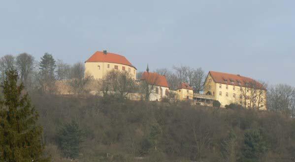 Schloss Reichenstein: links Kernburg, Mitte Kapelle in der Vorburg (rechts) Infos (Ohne Gewähr): Zufahrt von der A 5 Heidelberg- 8 Darmstadt über die Ausfahrt Heppenheim (vorbei an der Burg