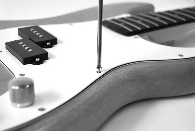 3.7 Schlagbrett montieren Passen Sie zunächst die Breite der Aussparung für den Gitarrenhals am Schlagbrett mit einer Nadelfeile und/oder Schleifpapier an.