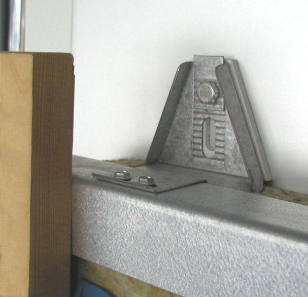 Aluminium-Unterkonstruktion, in die die Schieferplatten mit Alu-Klammern schnell und einfach ein gehängt werden.