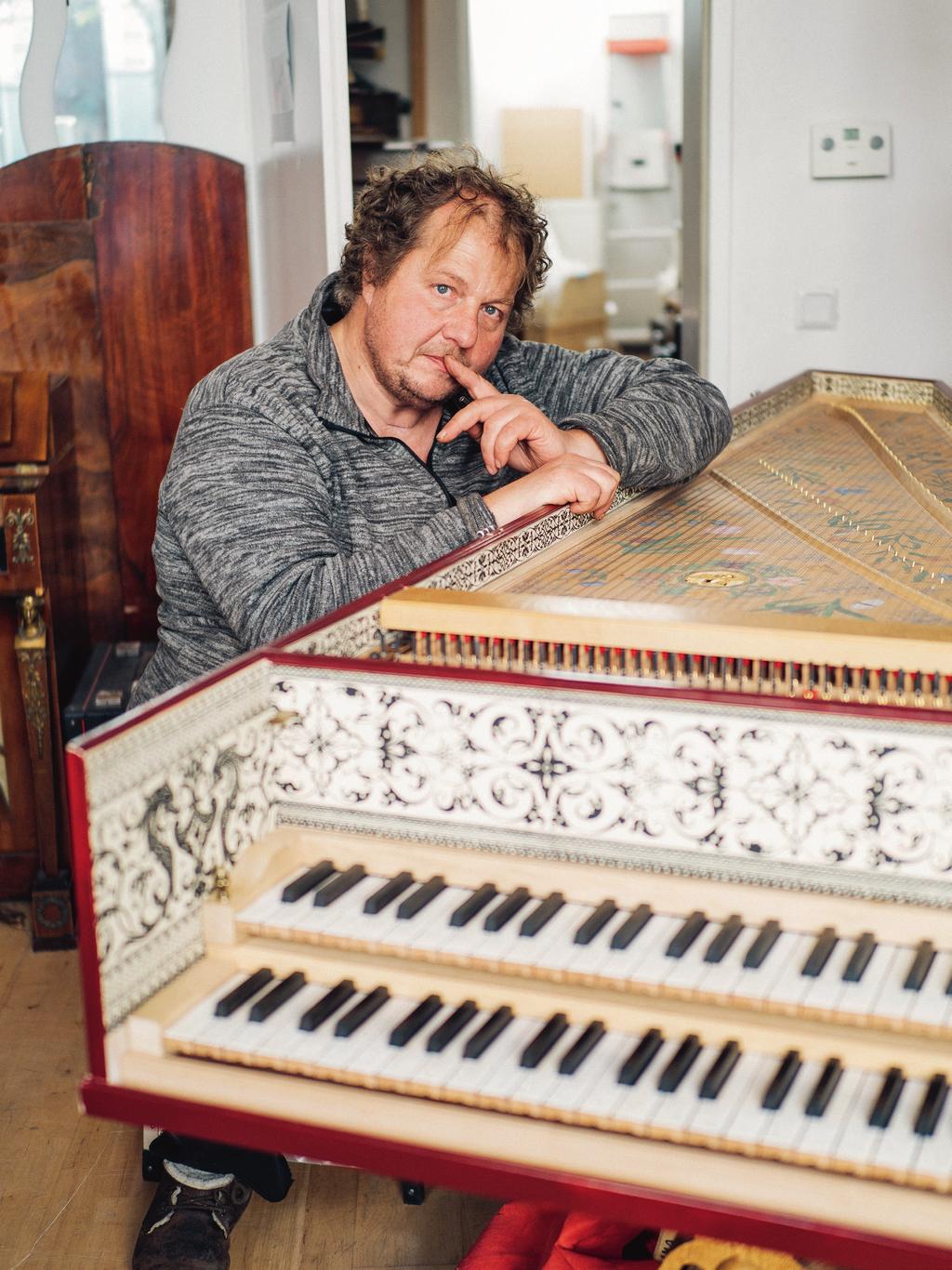 54 WIENERIN REPORT BERNHARD BALAS Klavierbauer Bernhard Balas ist einer der wenigen Klavierbauer weltweit. Und auch sonst ist er ziemlich einzigartig.