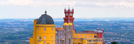 Neben einer Besichtigung des Nationalpalastes darf ein Fotostopp am Cabo da Roca nicht fehlen. Weiter geht es, mit zwei Besichtigungsstopps in Cascais und Estoril, entlang der Küste nach Lissabon.