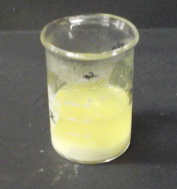 Zitronensäure ist eine dreiprotonige Carbonsäure. Die Zugabe von Ammoniak stellt sicher, dass die Zitronensäuremoleküle komplett deprotoniert vorliegen.