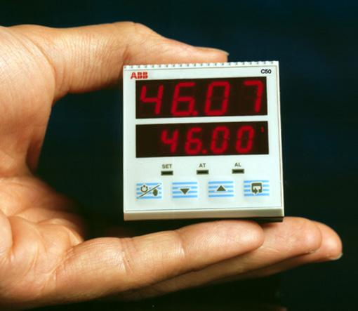 C50 C50 Der C50 Regler/Alarmgeber ist ein kompakter Regler für einen Regelkreis und bietet die Möglichkeit, eine Vielfalt an Prozeßvariablen zu messen, anzuzeigen und zu regeln.