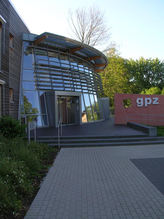 Einleitung Abbildung: Haupteingang Das Gemeindepsychiatrische Zentrum (gpz) GmbH, Detmold, ist eine Klinik für Psychiatrie und Psychotherapie mit Tageskliniken und einer Institutsambulanz (PIA).