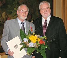 Im Gartensaal des Ahrensburger Schlosses wurde der 71-Jährige in einem festlichen Rahmen für seine ehrenamtlichen Tätigkeiten im kulturellen und sozialen Bereich geehrt, die er seit nunmehr 30 Jahren