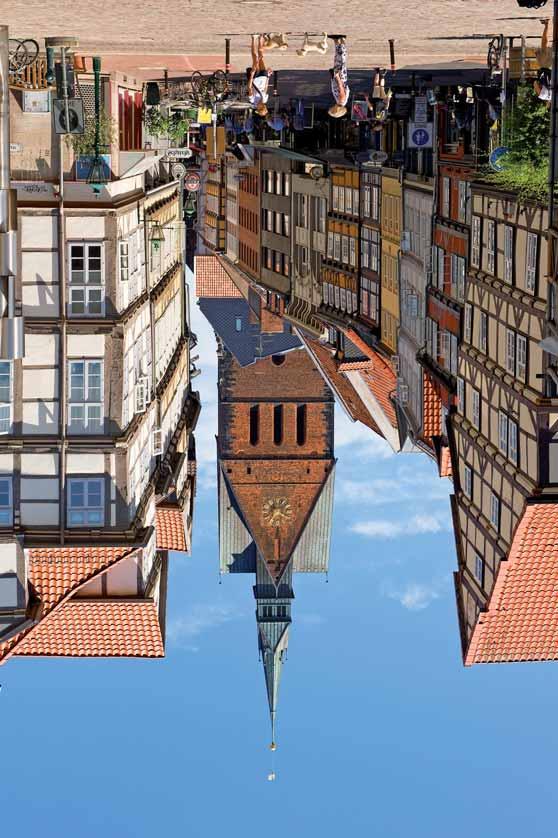117 Der Turm der Marktkirche trägt seine ursprünglich geplante Spitze als verkleinerte Miniatur auf dem Dach.