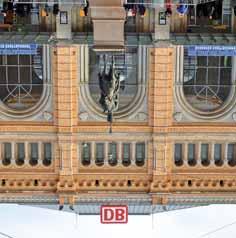 Seit dem Umbau zur Weltausstellung EXPO 2000 bildet die altehrwürdige Fassade mit ihren mächtigen Rundbögen und modernen Glaselementen das Tor in eine Einkaufs- und Schlemmerpassage, die der ADAC auf