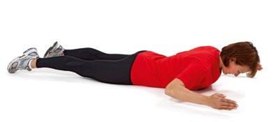 Legen Sie sich auf den Bauch. Drücken Sie die Fußspitzen fest auf den Boden und spannen die Gesäßmuskulatur an.