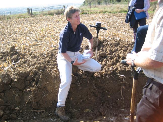 Die Wasserschutzberaterin Nicki Downton erörterte die speziellen Rahmenbedingungen der Landwirtschaft in Dorset anhand des örtlich vorherrschenden flachgründigen Bodentyps der Rendzina, die nur eine