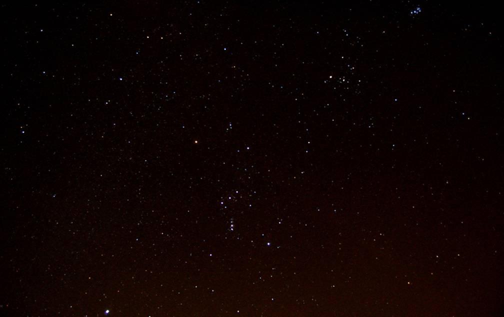 Besonders auffällig ist der auch mit bloßem Auge sichtbare Orionnebel M42, der sich im Schwert des Orion befindet und in dem die Entstehung von Sternen zu beobachten ist.