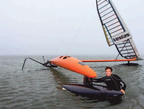 RUBRIK RASANT BILDSTRECKE ROCKET MAN Paul Larsen hat seine ganz eigene Art, Geschwindigkeiten zu messen: An der Gischt im Gesicht fühlt er, wie schnell er mit seiner Vestas Sailrocket II über das