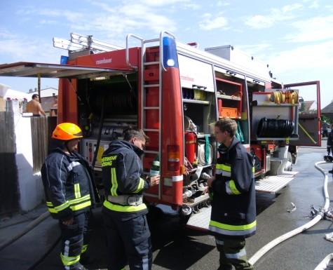 Einsatzrückblick 2014 S E I T E 3 T1 - Fahrzeugbergungen Am 15.02.2014 wurde die Feuerwehr Drösing gleich zu zwei Fahrzeugbergungen alarmiert. Die erste Fahrzeugbergung war am späten Nachmittag.