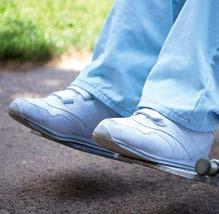 Langes Stehen und Sitzen vermeiden Spezielle Schuhmodelle (weite Halbschuhe, so genannte Sneaker) bevorzugen, diese