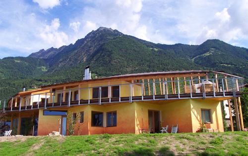 Familie Zipperle Grosseltern, Eltern und drei Kinder bezogen 2001 einen modernen Neubau, der mit seiner besonderen Architektur aus der Masse heraussticht und auf zwei Ebenen rund 240 m2 Wohnfläche