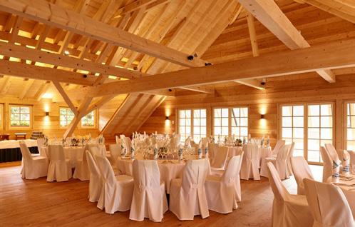 Die Geroldsauer Mühle eine Perle aus Holz Zuverlässige Dachkonstruktion Für das schöne Ambiente im Dachgeschoss sorgen Sichtsparren und eine darüber liegende Schalung aus Weißtanne.