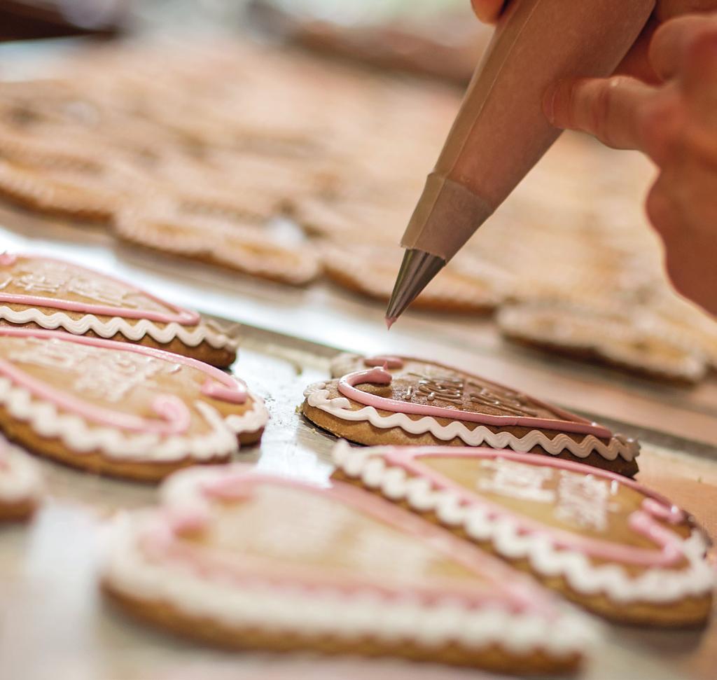 Feinschliff mit Herz. Die traditionsreiche Lebkuchenfertigung ist auch heute noch ein Handwerk, für das es viel Fingerspitzengefühl braucht.